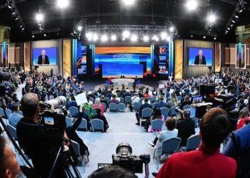 Tổng thống Putin đối thoại trực tuyến với người dân và truyền thông Nga