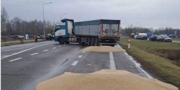 Ukraine đòi Ba Lan chịu trách nhiệm vụ chặn xe, đổ ngũ cốc