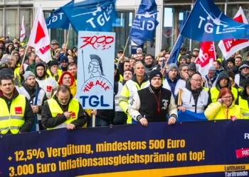 Nền kinh tế Đức liêu xiêu, tàu dừng chạy, các chuyến bay không thể cất cánh, đường cao tốc bị những nông dân tức giận chặn lại