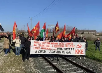 Đảng Cộng sản Hy Lạp (KKE) và tổ chức thanh niên KNE của đảng này chặn đoàn tàu chở xe tăng Mỹ