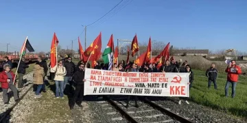 Đảng Cộng sản Hy Lạp (KKE) và tổ chức thanh niên KNE của đảng này chặn đoàn tàu chở xe tăng Mỹ
