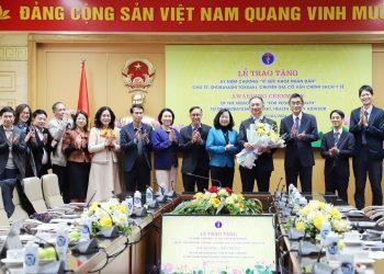 Trao tặng Chuyên gia JICA kỷ niệm chương Vì sức khỏe nhân dân