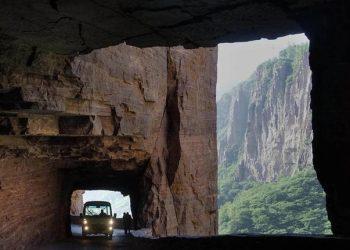 Đường hầm nguy hiểm nhất thế giới nối ngôi làng sau 600 năm bị cô lập