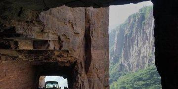 Đường hầm nguy hiểm nhất thế giới nối ngôi làng sau 600 năm bị cô lập