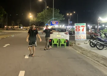 Đà Nẵng: Cơ quan quản lý nào chịu trách nhiệm xử lý việc nhân viên quán tràn ra đường chèo kéo khách