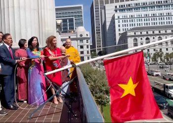Cờ đỏ sao vàng Việt Nam tung bay trên Tòa thị chính TP.San Francisco