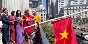 Cờ đỏ sao vàng Việt Nam tung bay trên Tòa thị chính TP.San Francisco