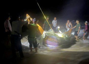 Công an xã Điền Hương cứu hộ thành công 9 thuyền của ngư dân