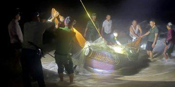 Công an xã Điền Hương cứu hộ thành công 9 thuyền của ngư dân