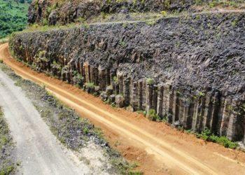 Việt Nam phát hiện dãy núi đá có niên đại cả triệu năm tại Quảng Nam