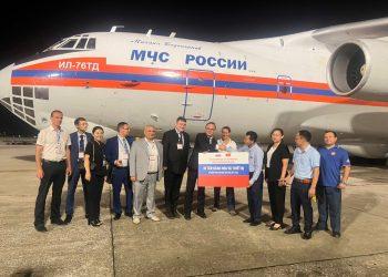 Hàng cứu trợ của Nga đã đến sân bay Nội Bài