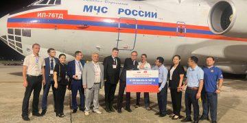 Hàng cứu trợ của Nga đã đến sân bay Nội Bài