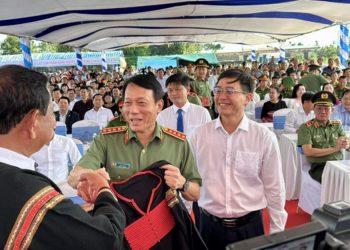 Bộ trưởng Bộ Công an dự ngày hội đoàn kết dân tộc, tương thân ở Cư Kuin