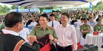 Bộ trưởng Bộ Công an dự ngày hội đoàn kết dân tộc, tương thân ở Cư Kuin