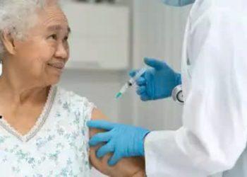 Khuyến cáo tiêm vắc-xin phòng phế cầu khuẩn cho người lớn từ 50 tuổi trở lên