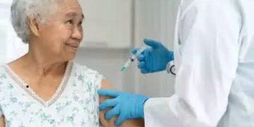 Khuyến cáo tiêm vắc-xin phòng phế cầu khuẩn cho người lớn từ 50 tuổi trở lên