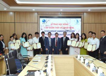 Tập đoàn Thép Nhật Bản trao học bổng vượt khó đến sinh viên Đại học Đà Nẵng