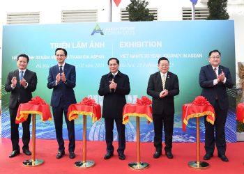 Khai mạc Triển lãm ảnh 30 năm Việt Nam gia nhập ASEAN