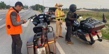 Phòng CSGT Công an Quảng Bình xử lý nhóm thanh niên điều khiển xe phân khối lớn trên tuyến QL1A vi phạm luật giao thông