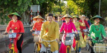 Những tấm lòng đồng hành cùng Huế trên hành trình phục hưng quốc phục