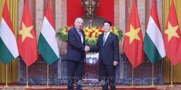 Chủ tịch nước Lương Cường chủ trì lễ đón chính thức và hội đàm với Tổng thống Hungary