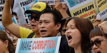 Biểu tình trùng kỷ niệm thiết quân luật, Philippines đối mặt khủng hoảng niềm tin