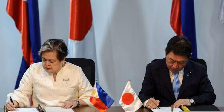 Philippines và Nhật Bản ký hai hiệp định quốc phòng giữa căng thẳng khu vực